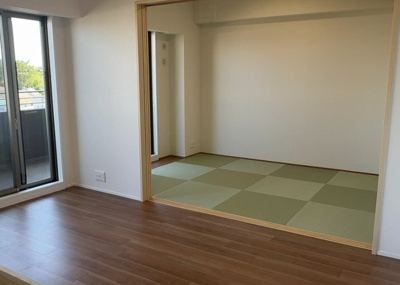 【居間・リビング】 | ガーデンブリーズ光の街 | リビングの間取りの種類は大きくわけてリビングとダイニングが別になっているタイプ、リビングダイニング一体型です。どちらも一長一短ですので、家を選ぶ時はその両面をチェックして決めるようにしましょう。