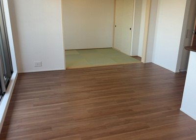 【居間・リビング】 | ガーデンブリーズ光の街 | 直線タイプはLとDKを一直線に並べた形で対面キッチンのタイプです。一般的なのでよく見かけるかもしれません。直線タイプに似た直接アイランドタイプは、キッチンとダイニングの間に壁がない分広く感じられます。