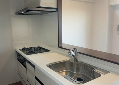 【キッチン】 | ガーデンブリーズ光の街 | 標準的なシステムキッチンの横幅は、165cm～300cm程度です。2100・2400・2550・2700などミリ単位で表記されます。普段どのように料理をするのかを想定しながら合ったサイズを選びましょう