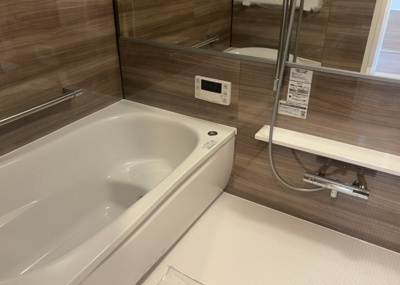 【浴室】 | ガーデンブリーズ光の街 | 入浴時の快適さも大事なことですが、綺麗な状態を維持できなければ気持ちよく入浴できません。毎日の掃除が楽という点は大事なポイントになります！カビが生えにくく掃除がしやすい、壁や浴槽を選ぶといいでしょう。