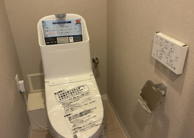 【トイレ】 | ガーデンブリーズ光の街 | トイレは大きさや形、機能、抗菌性などが異なる多種多彩なタイプが各メーカーから出ています。それぞれに良さがあるため、事前にどういったタイプのトイレがいいのかをご家庭内で決めて、内見に行くといいでしょう。