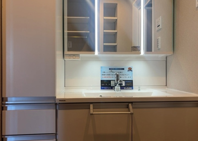 【独立洗面台】 | ガーデンブリーズ光の街 | 洗面化粧台では顔を洗ったり、身だしなみを整えることが本来の使い方ですが、用途によっては洗面化粧台に求められる機能が違ってくるため、ご自身や家族のライフスタイルに合ったものを選ぶことをおすすめ致します。