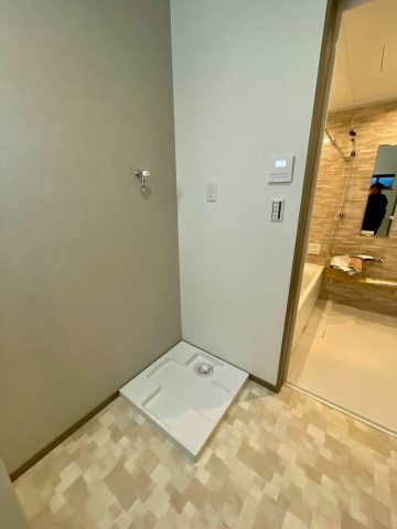 港区八幡屋３丁目新築戸建のランドリースペース|洗濯機から床への漏水を防ぐことが出来る防水パン設置済み。
