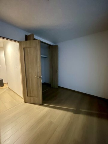 港区八幡屋３丁目新築戸建の洋室|洋室（約6.5帖）お部屋には大きなクローゼット収納も。