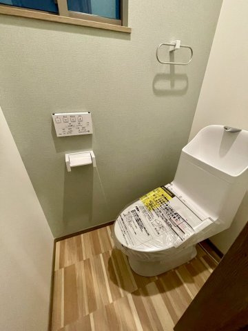 港区八幡屋３丁目新築戸建のトイレ|トイレは1階と2階の2ヶ所にございます。温水洗浄便座は手元で操作ができます。