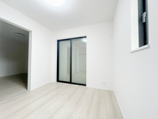 新築戸建・建売　福島市泉字清水台　ハートフルタウン　全3棟の洋室|ホワイトベースの爽やかな洋室！2面採光で日差しがしっかり入り、朝もすっきり目覚められます♪