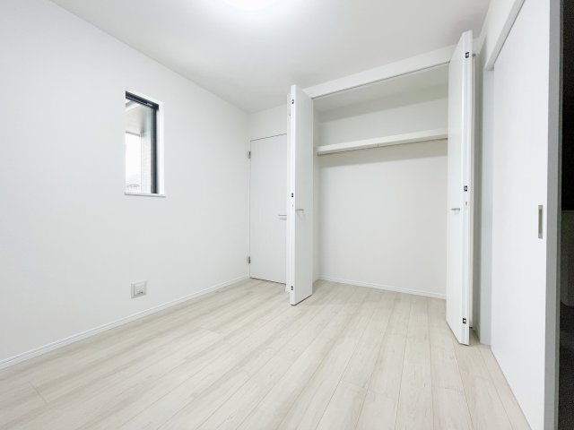 新築戸建・建売　福島市泉字清水台　ハートフルタウン　全3棟の洋室|ハンガーパイプもついているので干した洗濯物をそのままかけることができる！