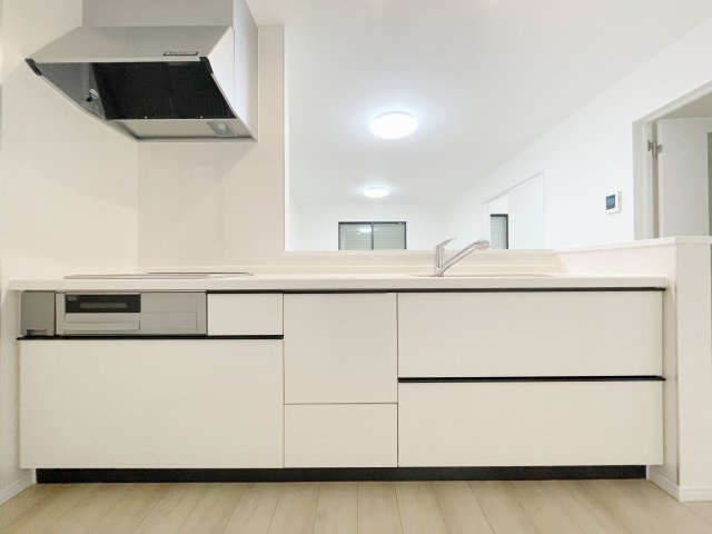 新築戸建・建売　福島市泉字清水台　ハートフルタウン　全3棟のキッチン|カウンター越しに会話が弾む、家族とのつながりを感じられる対面キッチンです！