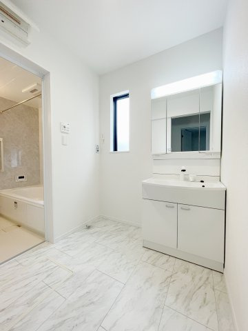 新築戸建・建売　福島市泉字清水台　ハートフルタウン　全3棟の独立洗面台|三面鏡タイプの独立洗面台で、身だしなみチェックも収納力も◎洗面まわりもすっきり清潔に保てます！