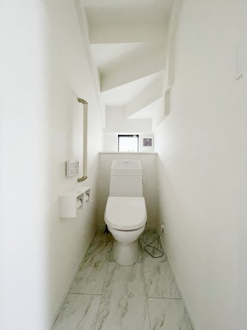 新築戸建・建売　福島市泉字清水台　ハートフルタウン　全3棟のトイレ|小窓付きで自然光が入る明るくて爽やかなトイレ空間です！