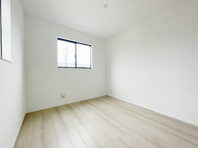 新築戸建・建売　福島市泉字清水台　ハートフルタウン　全3棟の洋室|ナチュラルな光が差し込む2面採光の洋室です！ホワイト基調で清楚感たっぷり♪