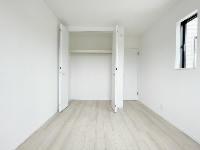 新築戸建・建売　福島市泉字清水台　ハートフルタウン　全3棟の収納|ハンガーパイプ付きのクローゼットで大切な衣類もたっぷり収納可能！季節物の整理にも便利です！