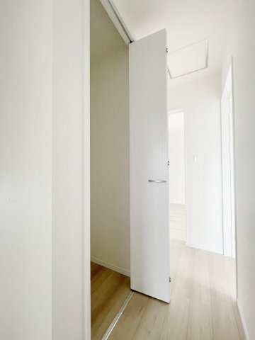 新築戸建・建売　福島市泉字清水台　ハートフルタウン　全3棟の収納|棚や収納ケースを自由にレイアウトできる、アレンジ自在のクローゼット！