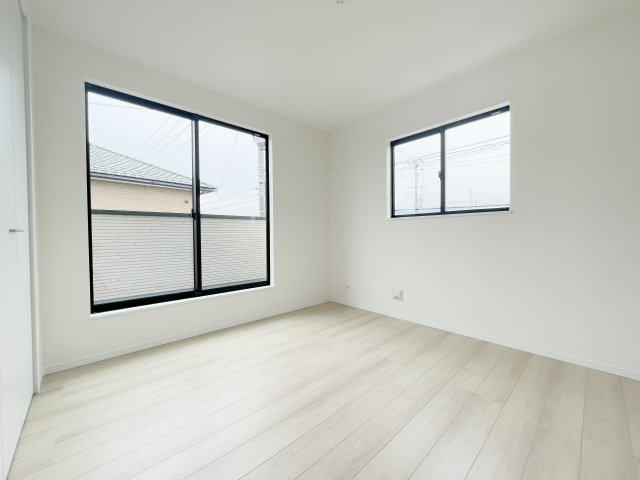 新築戸建・建売　福島市泉字清水台　ハートフルタウン　全3棟の洋室|2面採光で明るい洋室です！ホワイト基調の爽やか空間からインナーバルコニーにも出られます♪