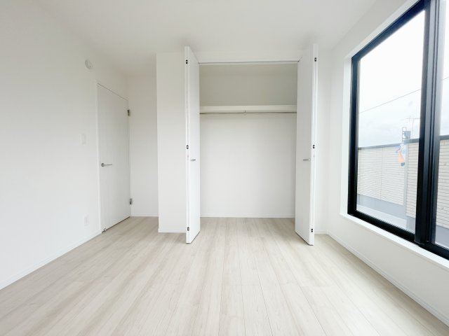 新築戸建・建売　福島市泉字清水台　ハートフルタウン　全3棟の洋室|2面採光で陽射しがたっぷり差し込む明るい洋室です！