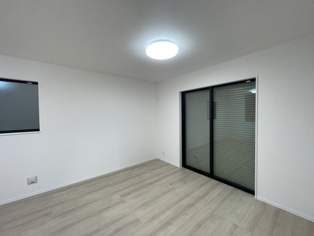 新築戸建・建売　福島市泉字清水台　ハートフルタウン　全3棟の居間・リビング|リビングの掃き出し窓には防火シャッター付！外出時の防犯対策にもなりますね♪