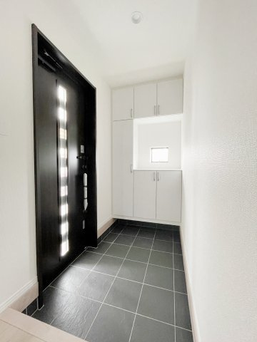 新築戸建・建売　福島市泉字清水台　ハートフルタウン　全3棟の玄関|自然光を取り入れる玄関ドア！ホワイトカラーのクロスがより明るい玄関を演出！気持ちよくお出かけできます
