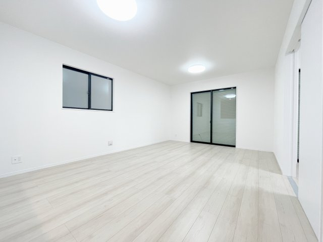 新築戸建・建売　福島市泉字清水台　ハートフルタウン　全3棟の居間・リビング|白を基調とした内装は空間を広く見せナチュラルで洗練された印象を与えます♪