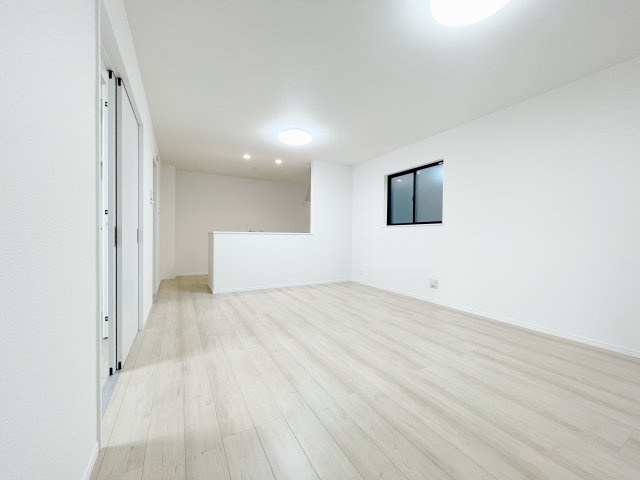 新築戸建・建売　福島市泉字清水台　ハートフルタウン　全3棟の居間・リビング|ホワイトを基調とした明るく開放的なLDKです！