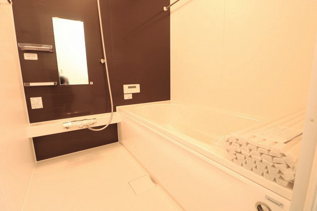 【浴室】 | 富士見市鶴瀬東2丁目　新築一戸建住宅　全1棟　(ふじみ野店) | 一日の疲れを癒す浴室。
浴室乾燥暖房機付きで機能的です。