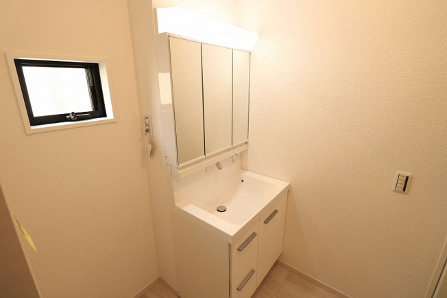 【洗面所】 | 富士見市鶴瀬東2丁目　新築一戸建住宅　全1棟　(ふじみ野店) | 身支度のしやすい三面鏡洗面化粧台を採用。
収納豊富で小物の整理もしやすくスッキリとします。