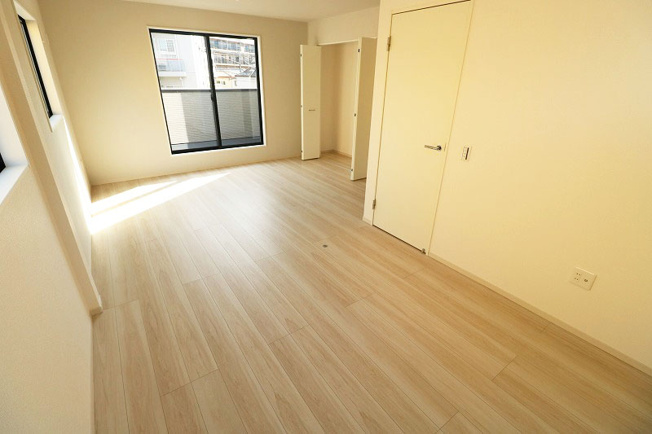 【子供部屋】 | 富士見市鶴瀬東2丁目　新築一戸建住宅　全1棟　(ふじみ野店) | 7.8帖＋4.5帖の広々とした洋室は、お子様がのびのびと遊べる空間。
お子様の成長に合わせて、2部屋へと間仕切りすることが可能なフレキシブルルームです。