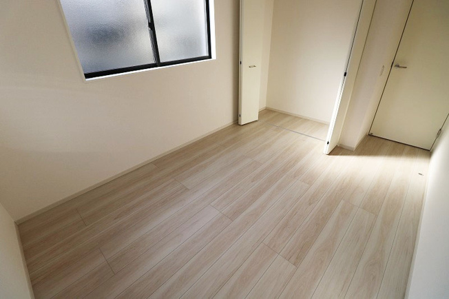 【寝室】 | 富士見市鶴瀬東2丁目　新築一戸建住宅　全1棟　(ふじみ野店) | 洋室6.0帖。
風通しの良い二面採光。