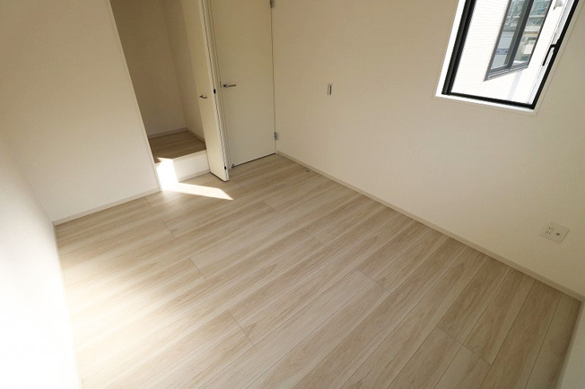 【洋室】 | 富士見市鶴瀬東2丁目　新築一戸建住宅　全1棟　(ふじみ野店) | 洋室5.6帖。
全居室収納付きでお部屋の整理整頓もバッチリです！