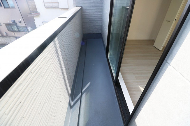 【バルコニー】 | 富士見市鶴瀬東2丁目　新築一戸建住宅　全1棟　(ふじみ野店) | 温かな光が差し込むバルコニー。