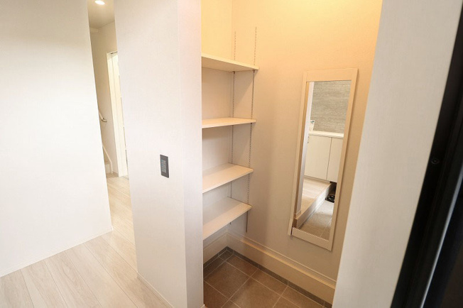 【玄関】 | 富士見市鶴瀬東2丁目　新築一戸建住宅　全1棟　(ふじみ野店) | ベビーカーやアウトドア用品はSICへまとめて収納！
全身鏡付きでお出かけ前の身だしなみチェックもできます。