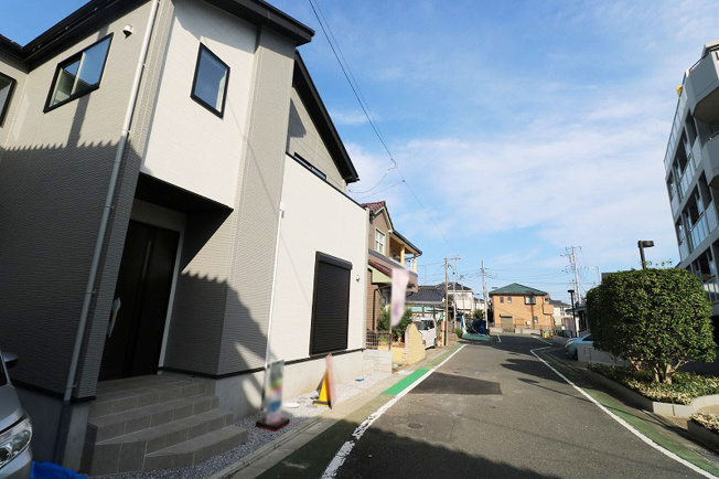 【前面道路含む現地写真】 | 富士見市鶴瀬東2丁目　新築一戸建住宅　全1棟　(ふじみ野店) | 前面道路は約6.0mと開放的な為、お車の出入りがしやすくなります。