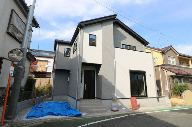 【外観】 | 富士見市鶴瀬東2丁目　新築一戸建住宅　全1棟　(ふじみ野店) | 2025年11月撮影/東武東上線「鶴瀬」駅徒歩9分
駅へのアクセスがしやすく通勤通学に便利な立地です！