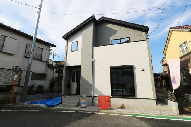 【外観】 | 富士見市鶴瀬東2丁目　新築一戸建住宅　全1棟　(ふじみ野店) | 小学校徒歩7分とお子様が登下校しやすいエリア。
スタディカウンターや間仕切対応可能な洋室を備えた、子育て世代に寄り添ったお住まいです。