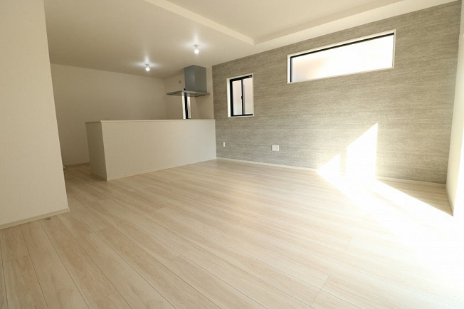 【居間・リビング】 | 富士見市鶴瀬東2丁目　新築一戸建住宅　全1棟　(ふじみ野店) | LDK18.8帖。
折上天井でアクセントの加わったリビング。
温水式床暖房を採用した温かい空間です。