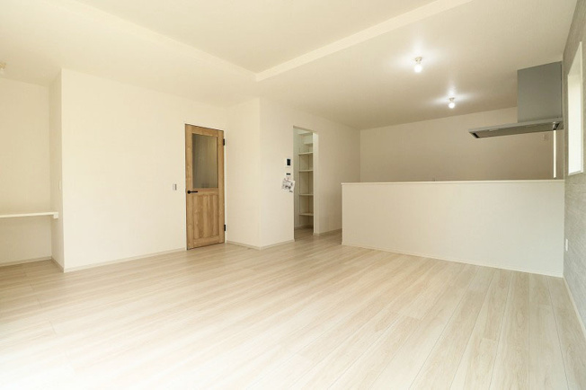 【ダイニング】 | 富士見市鶴瀬東2丁目　新築一戸建住宅　全1棟　(ふじみ野店) | パントリー、スタディカウンター付きで暮らしをより豊かに彩ります。