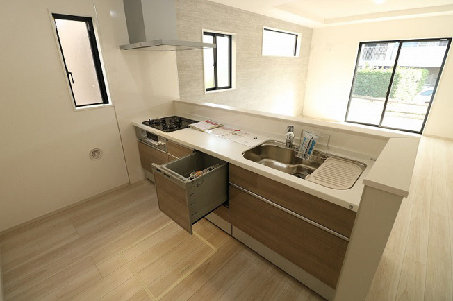 【キッチン】 | 富士見市鶴瀬東2丁目　新築一戸建住宅　全1棟　(ふじみ野店) | お料理中もご家族との会話がしやすい対面式キッチン。
食洗機付きで家事をサポートします。