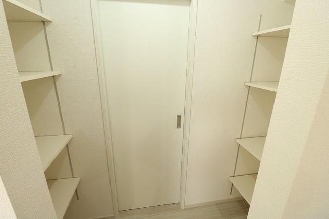 【収納】 | 富士見市鶴瀬東2丁目　新築一戸建住宅　全1棟　(ふじみ野店) | キッチンの横にはパントリーがございます。
長期保存可能な食料品や調味料のストック等にも便利です。