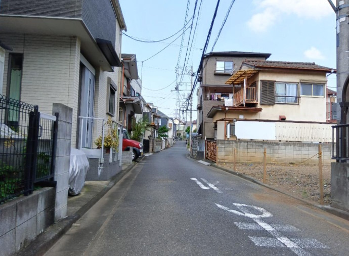 敷地面積25.7坪　売地　川越市むさし野の前面道路含む現地写真|西側公道約4ｍに9ｍ以上の接道！お車の出し入れもラクラクです♪