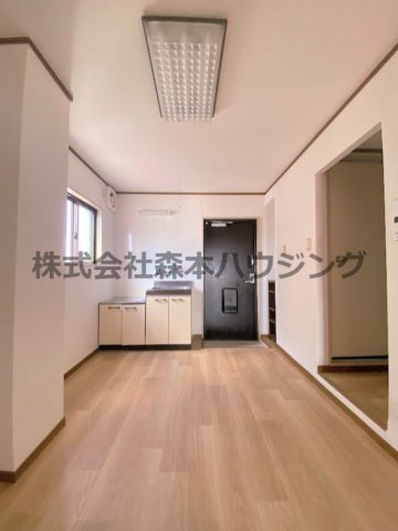 【居間・リビング】 | 　プライムコート | 明るいキッチンスペースです