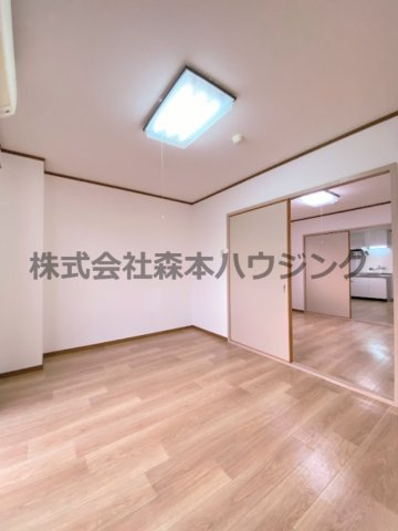 【洋室】 | 　プライムコート | ゆったりした洋室です