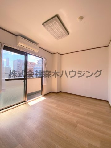 【洋室】 | 　プライムコート | 明るい洋室です