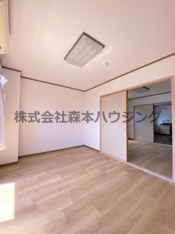 【洋室】 | 　プライムコート | 広々とした洋室です