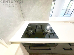 多数の調理器具を同時に使用でき、料理の効率化が可能。省エネで節約になり、様々な料理スタイルに適応できます。また、火力調整が独立しており、手入れや掃除もしやすく、今よりもっとお料理が楽しくなるかも。