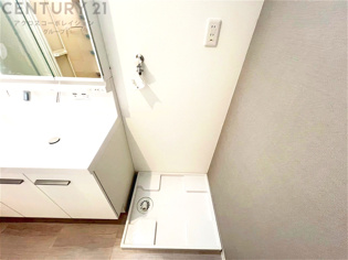 洗濯物の仕分け作業がしやすく、整理整頓が容易になります。洗濯音や湿気を他の部屋に持ち込まず、生活環境を快適に保ちます。上部を活用すれば収納スペースを確保でき洗剤や洗濯用品の整理もしやすくなります。