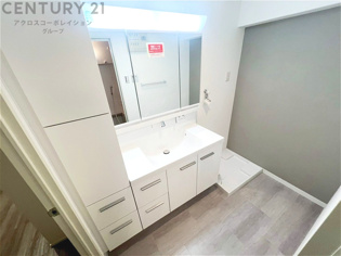 衣服の収納や脱ぎ着や整理整頓がしやすく、湿った衣類を乾燥させるスペースがありカビや臭いの発生を防ぎます。床の汚れを他の部屋に持ち込まず清潔を保つことができます。また快適な入浴環境の整備にも役立ちます。