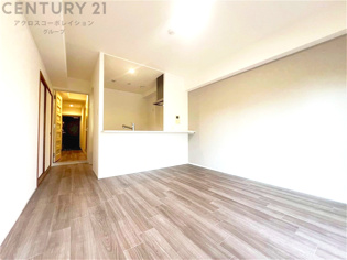 キッチン前のダイニングスペース　カウンターキッチンから料理の受け渡し等に便利です。ダイニングセットを置いても十分な広さを確保。