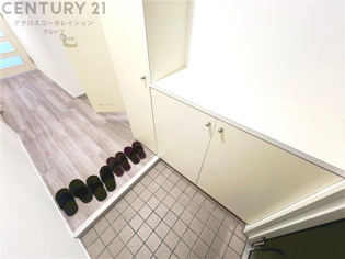 大きな玄関収納付きの玄関です　家族皆様の履物をしっかり収納できます
