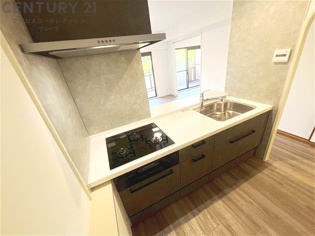 シンプルなデザインと使いやすさを兼ね備えた対面式システムキッチンは、効率的な作業スペースを提供し、家族やゲストとのコミュニケーションを促進します。