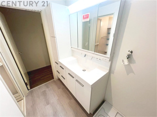 化粧品や洗顔料、歯ブラシなどの必需品をまとめて置ける収納スペースがあり、使用するたびに取り出す手間が省けます。また、水回りのため、濡れても大丈夫な素材が使用されており、お手入れが簡単です。