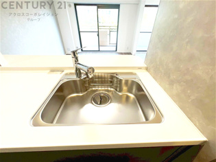 大きなシンクでお鍋などの大きな調理器具を洗う際にも便利です。
